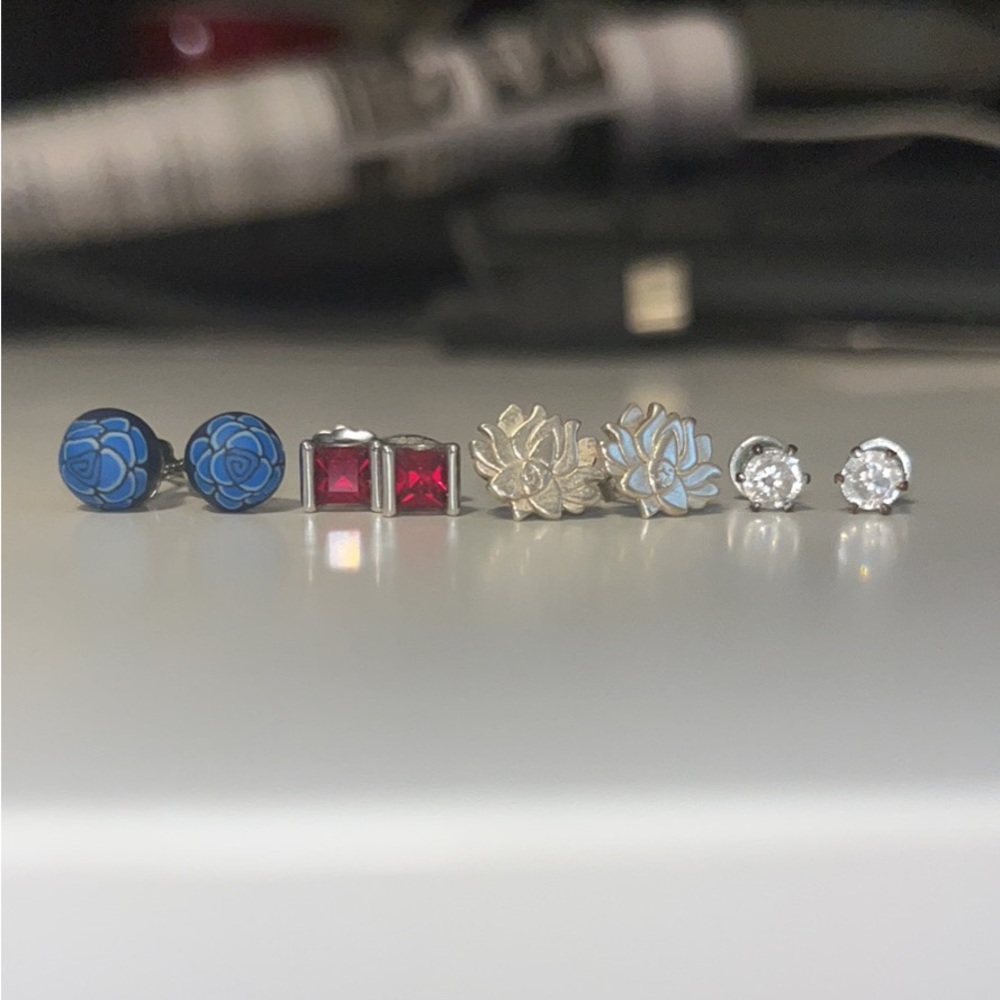 Set of 4 stud earrings